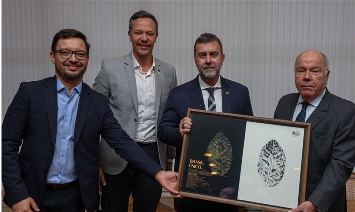 Freixo apresentou o Plano Brasis ao chanceler Mauro Vieira e os números de entrada de turistas internacionais no país
