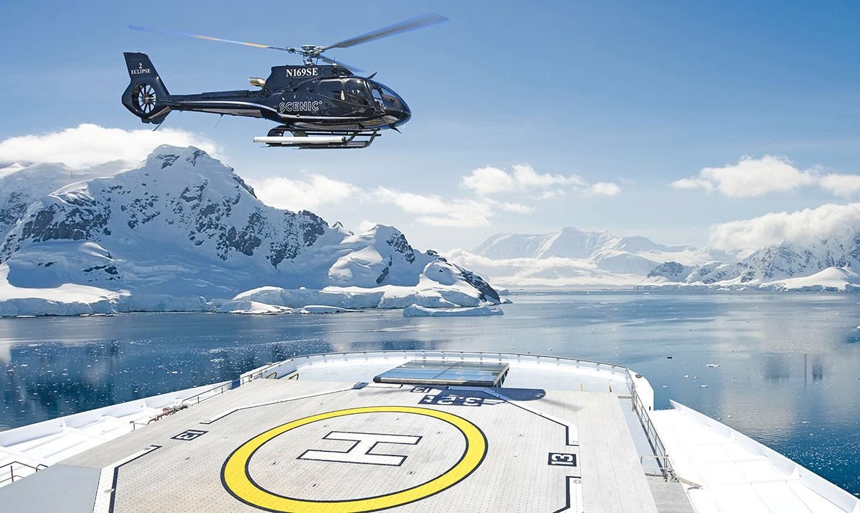 Além dos helicópteros, a embarcação também possui um submarino, que permite expedições subaquáticas a até 300 metros de profundidade