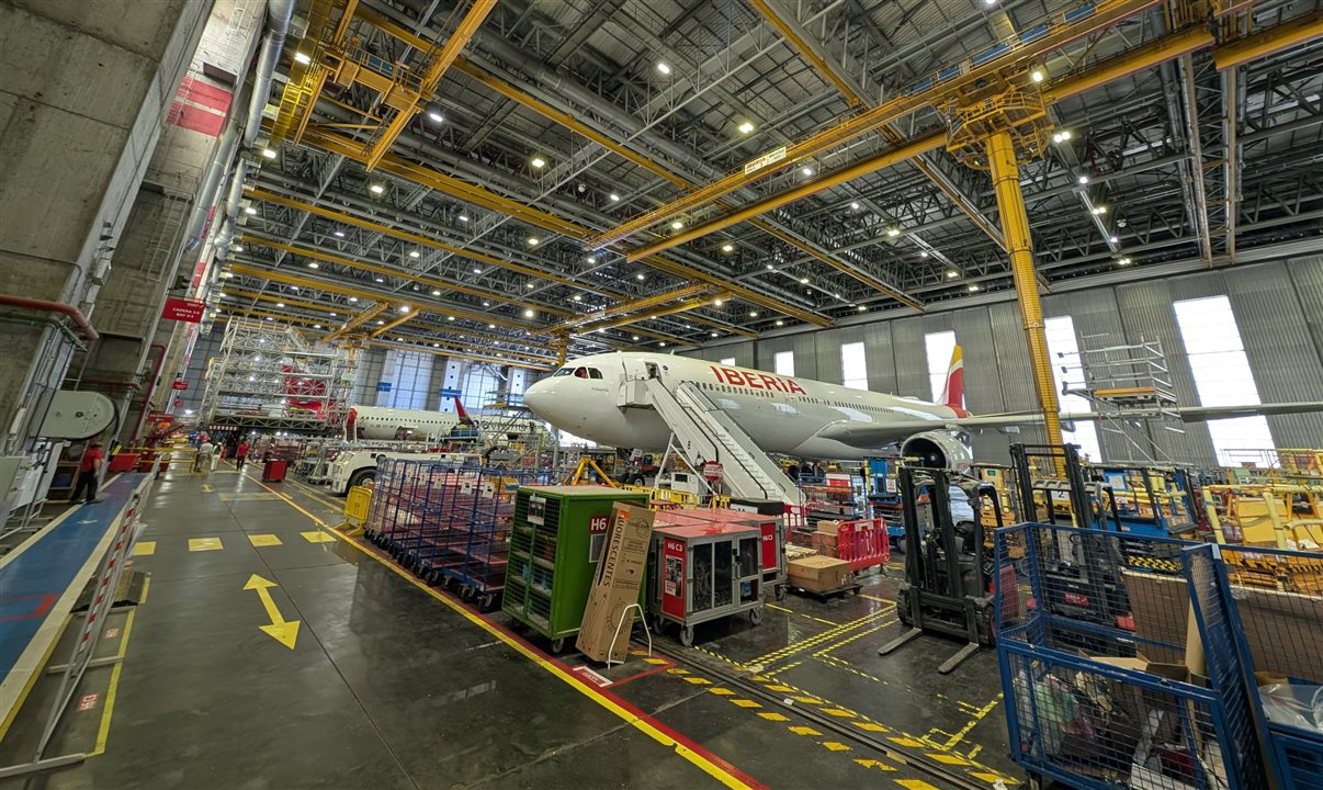 Aeronave da Iberia é revisada no Hangar 6, que comporta até dez aviões simultaneamente