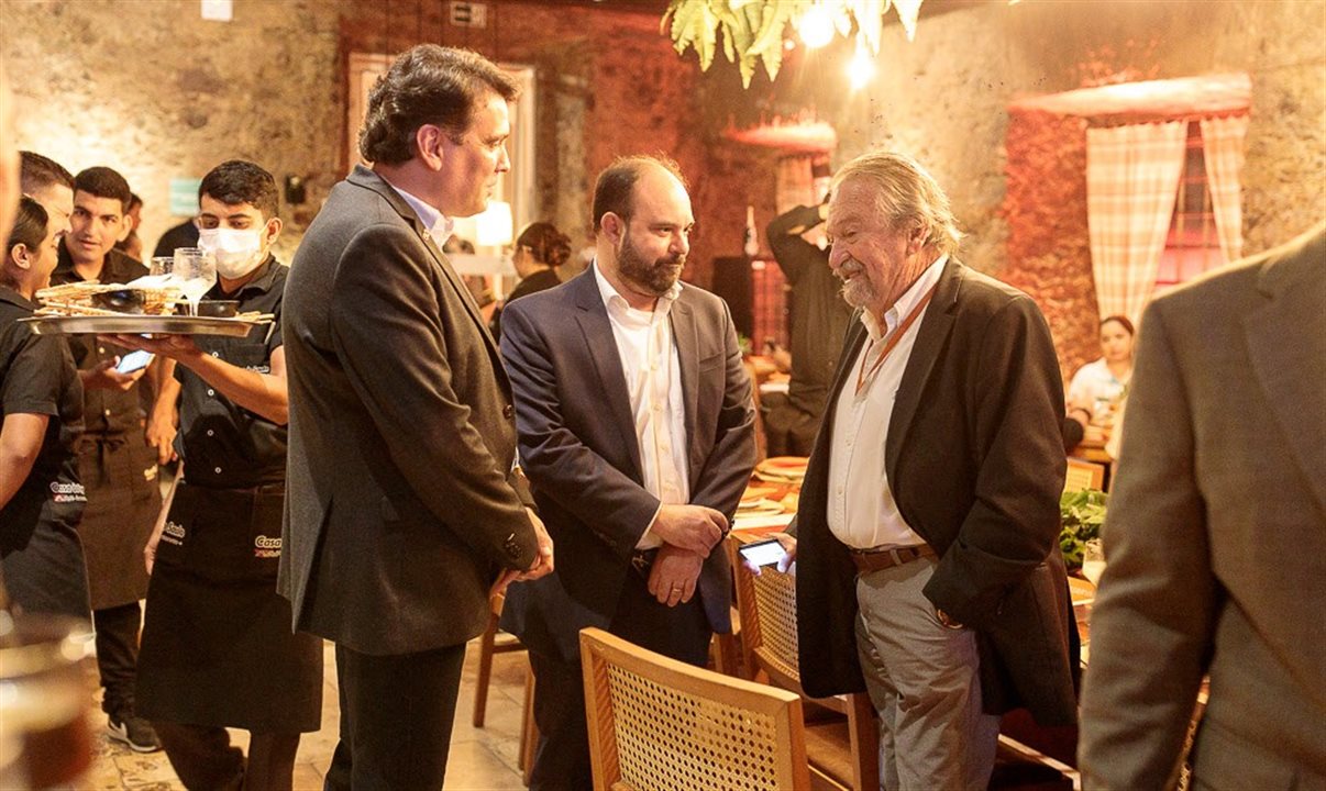 Marcos Almeida, gerente comercial da Gol, com Marco Antônio Migliorini, diretor-presidente da Norte da Amazônia Airports (NOA), e Alberto Fajerman, conselheiro da presidência da Gol