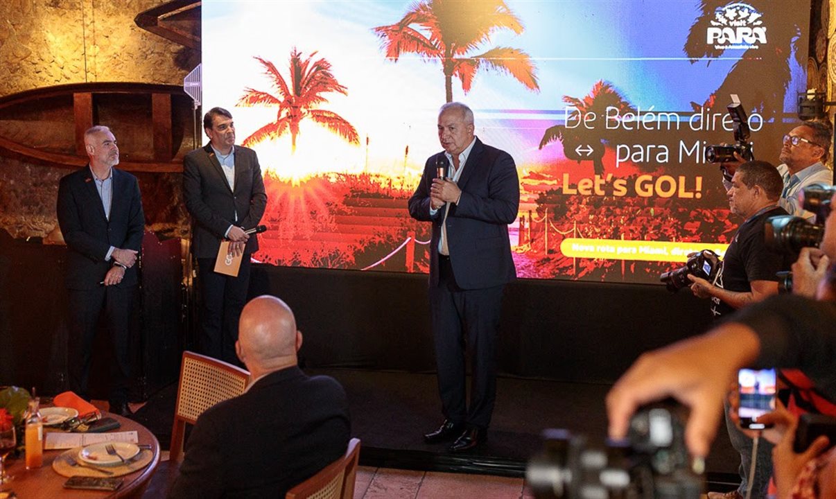 Anderson Wolff e Marcos Almeida, gerentes comerciais da Gol, com Eduardo Costa, secretário de Estado do Turismo do Pará