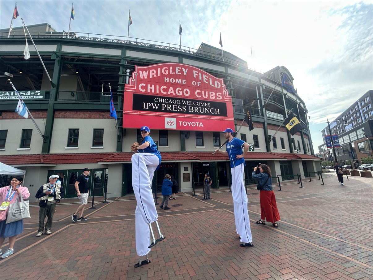 Fred Dixon, CEO do Brand USA, Geoff Freeman, CEO do US Travel, Kristen Reynolds, CEO do Choose Chicago, Thomas Ricketts, CEO do Chicago Cubs, e Brandon Johnson, prefeito de Chicago