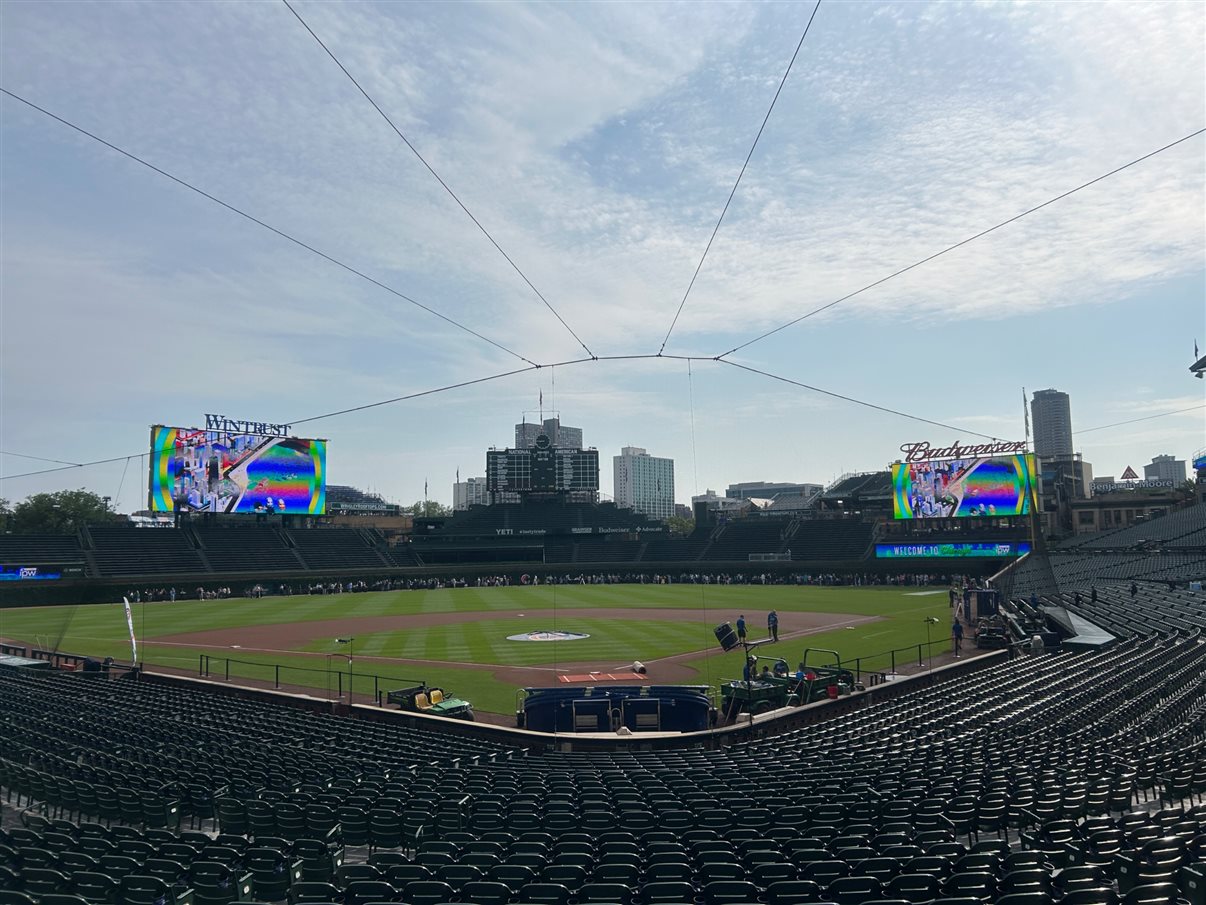 Fred Dixon, CEO do Brand USA, Geoff Freeman, CEO do US Travel, Kristen Reynolds, CEO do Choose Chicago, Thomas Ricketts, CEO do Chicago Cubs, e Brandon Johnson, prefeito de Chicago