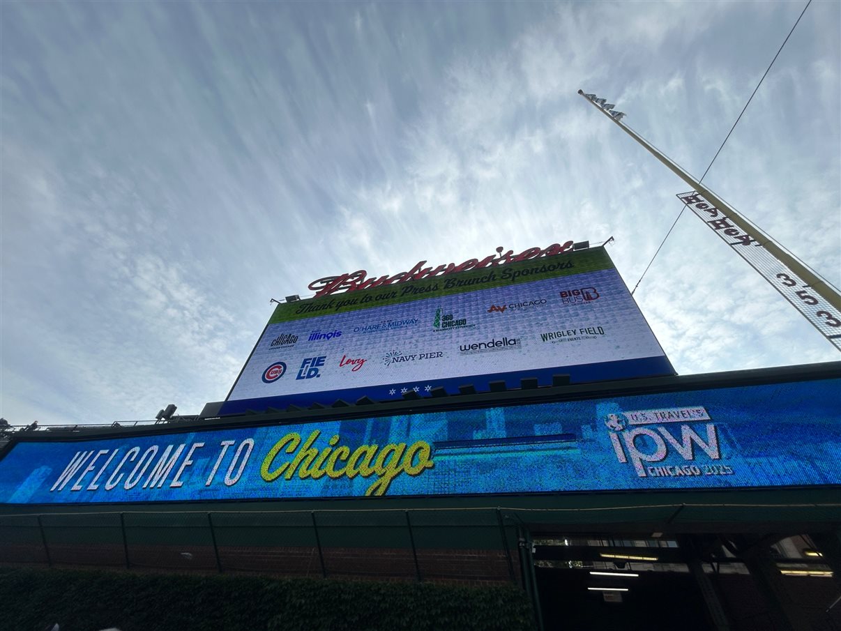 Fred Dixon, CEO do Brand USA, Geoff Freeman, CEO do US Travel, Kristen Reynolds, CEO do Choose Chicago, Thomas Ricketts, CEO do Chicago Cubs, e Brandon Johnson, prefeito de Chicago