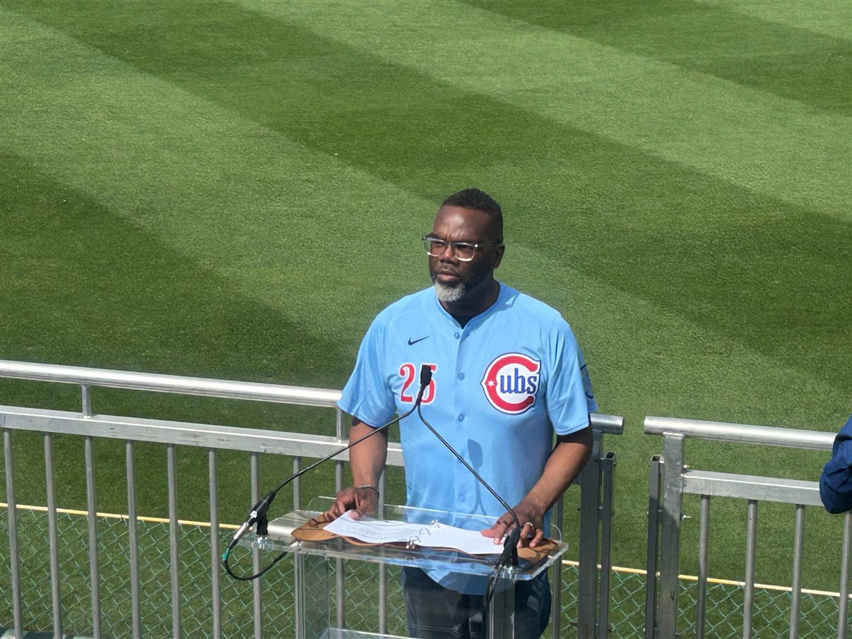 Fred Dixon, CEO do Brand USA, Geoff Freeman, CEO do US Travel, Kristen Reynolds, CEO do Choose Chicago, Thomas Ricketts, CEO do Chicago Cubs, e Brandon Johnson, prefeito de Chicago