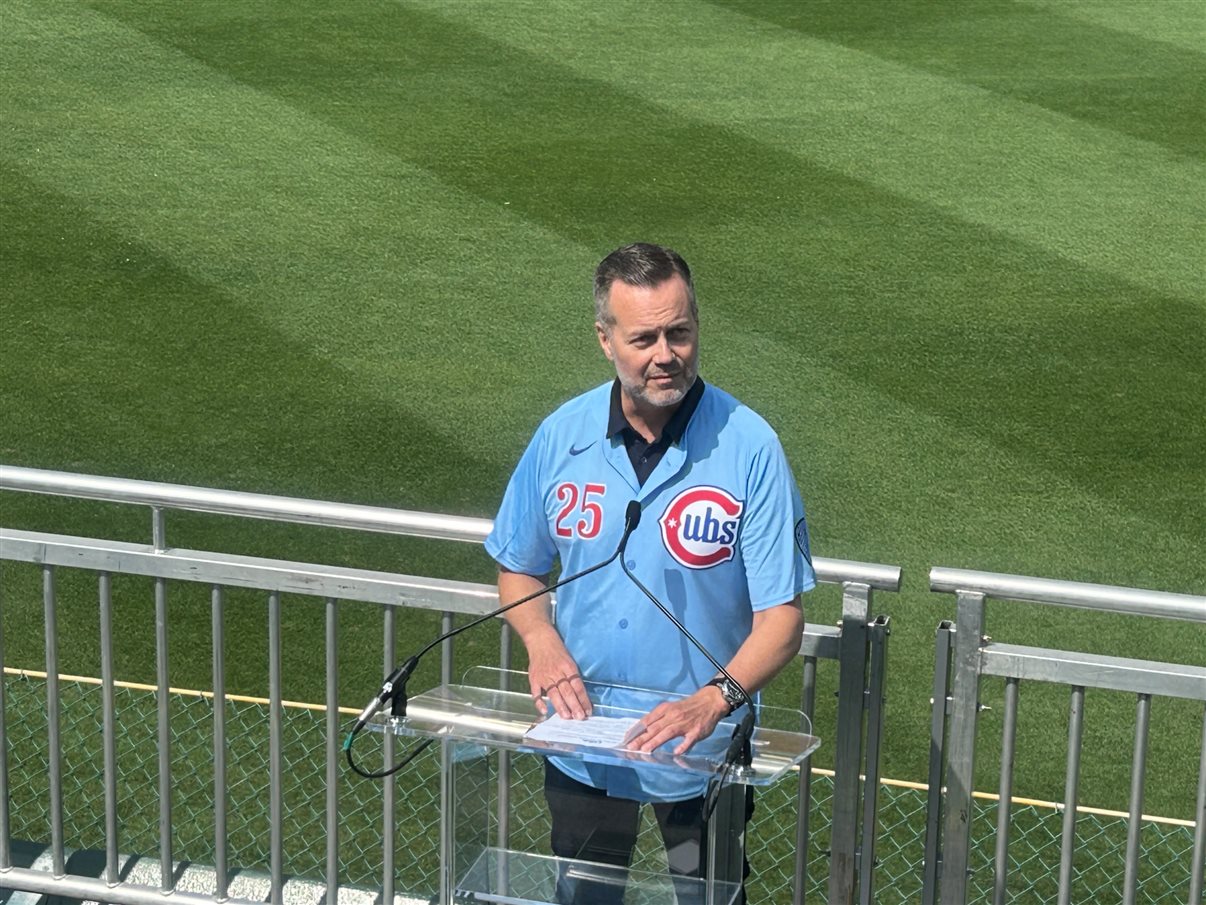 Fred Dixon, CEO do Brand USA, Geoff Freeman, CEO do US Travel, Kristen Reynolds, CEO do Choose Chicago, Thomas Ricketts, CEO do Chicago Cubs, e Brandon Johnson, prefeito de Chicago