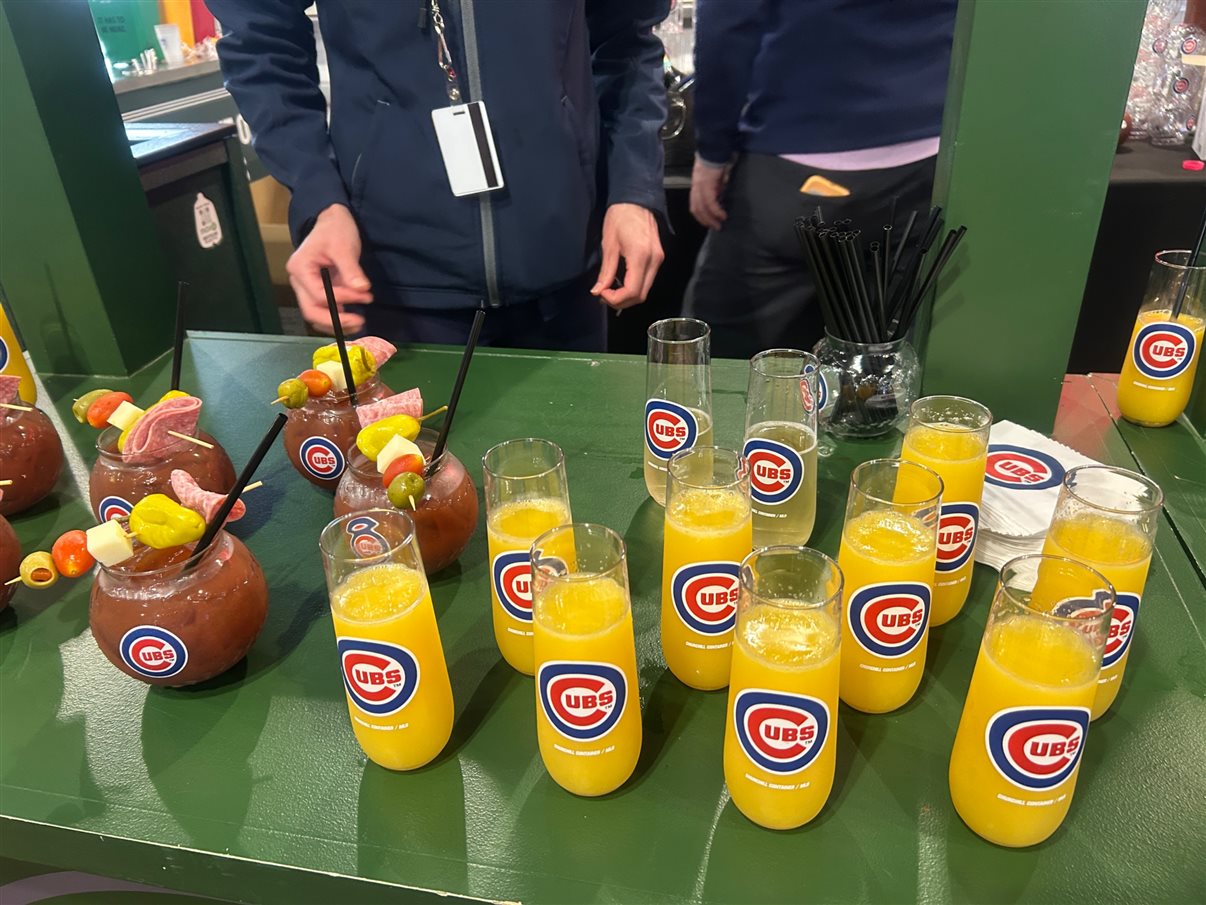 Fred Dixon, CEO do Brand USA, Geoff Freeman, CEO do US Travel, Kristen Reynolds, CEO do Choose Chicago, Thomas Ricketts, CEO do Chicago Cubs, e Brandon Johnson, prefeito de Chicago