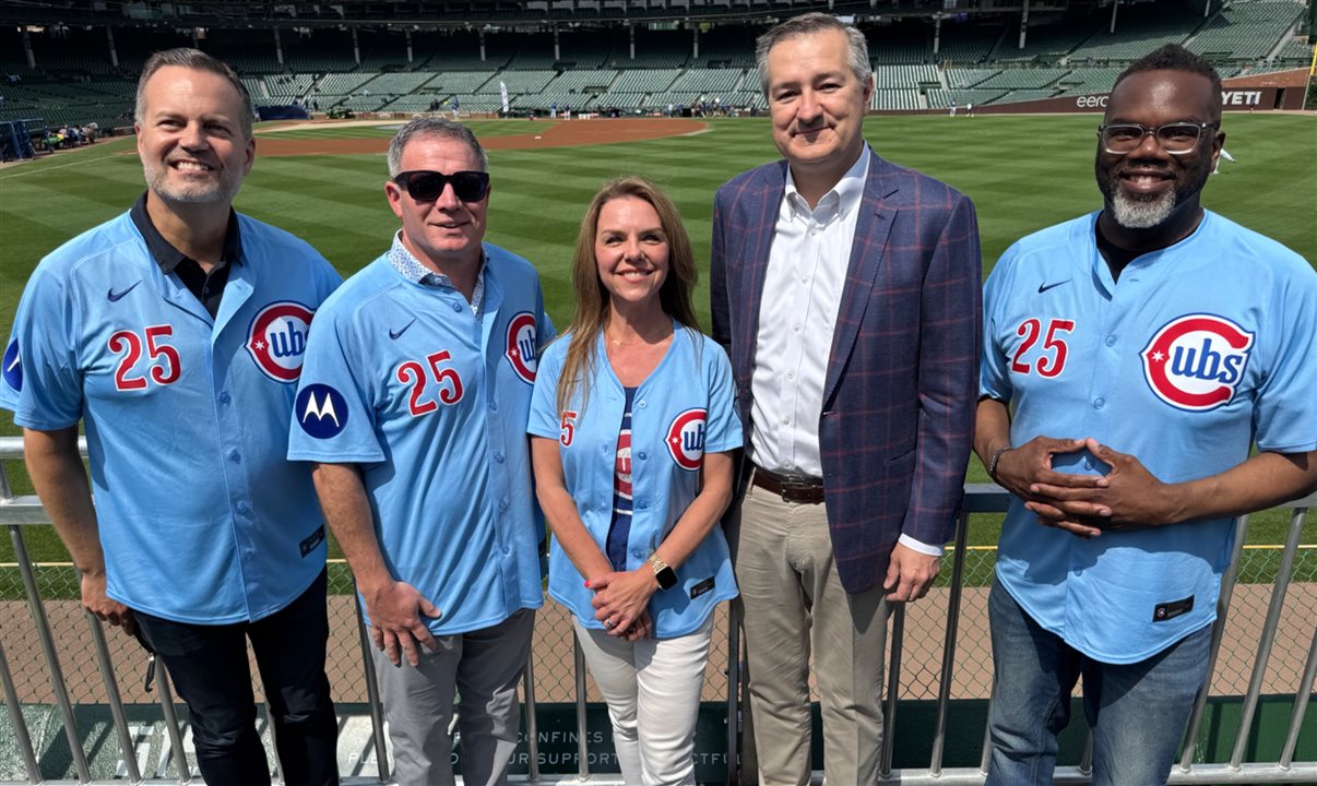 Fred Dixon, CEO do Brand USA, Geoff Freeman, CEO do US Travel, Kristen Reynolds, CEO do Choose Chicago, Thomas Ricketts, CEO do Chicago Cubs, e Brandon Johnson, prefeito de Chicago