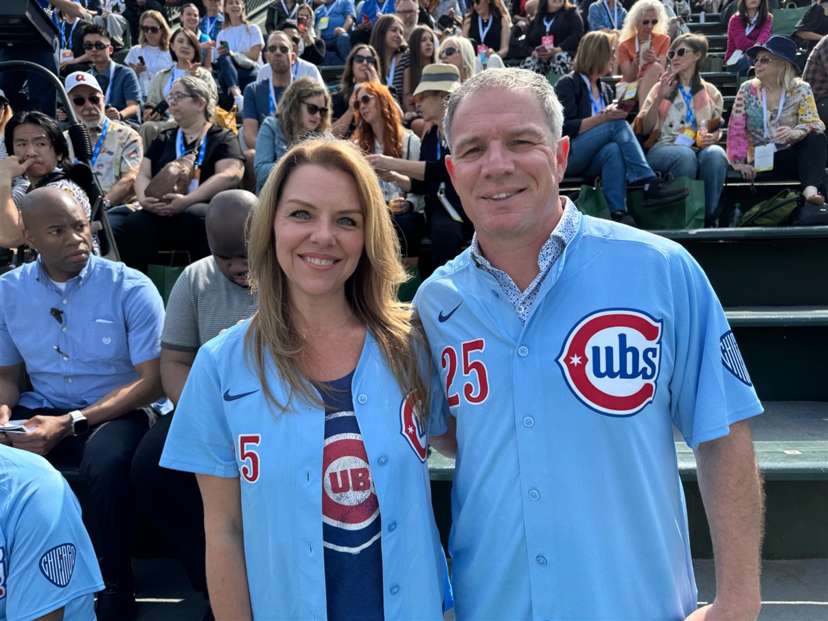 Fred Dixon, CEO do Brand USA, Geoff Freeman, CEO do US Travel, Kristen Reynolds, CEO do Choose Chicago, Thomas Ricketts, CEO do Chicago Cubs, e Brandon Johnson, prefeito de Chicago