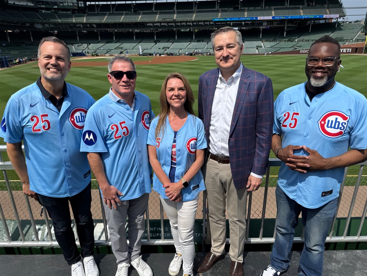 Fred Dixon, CEO do Brand USA, Geoff Freeman, CEO do US Travel, Kristen Reynolds, CEO do Choose Chicago, Thomas Ricketts, CEO do Chicago Cubs, e Brandon Johnson, prefeito de Chicago