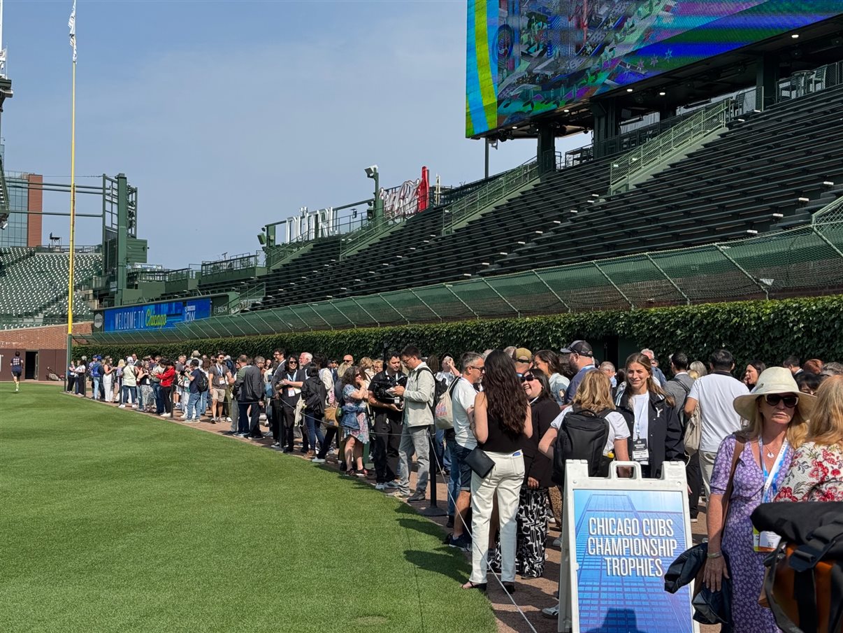Fred Dixon, CEO do Brand USA, Geoff Freeman, CEO do US Travel, Kristen Reynolds, CEO do Choose Chicago, Thomas Ricketts, CEO do Chicago Cubs, e Brandon Johnson, prefeito de Chicago