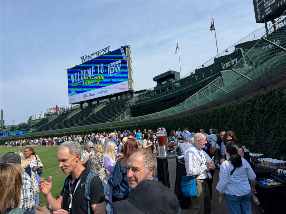 Fred Dixon, CEO do Brand USA, Geoff Freeman, CEO do US Travel, Kristen Reynolds, CEO do Choose Chicago, Thomas Ricketts, CEO do Chicago Cubs, e Brandon Johnson, prefeito de Chicago