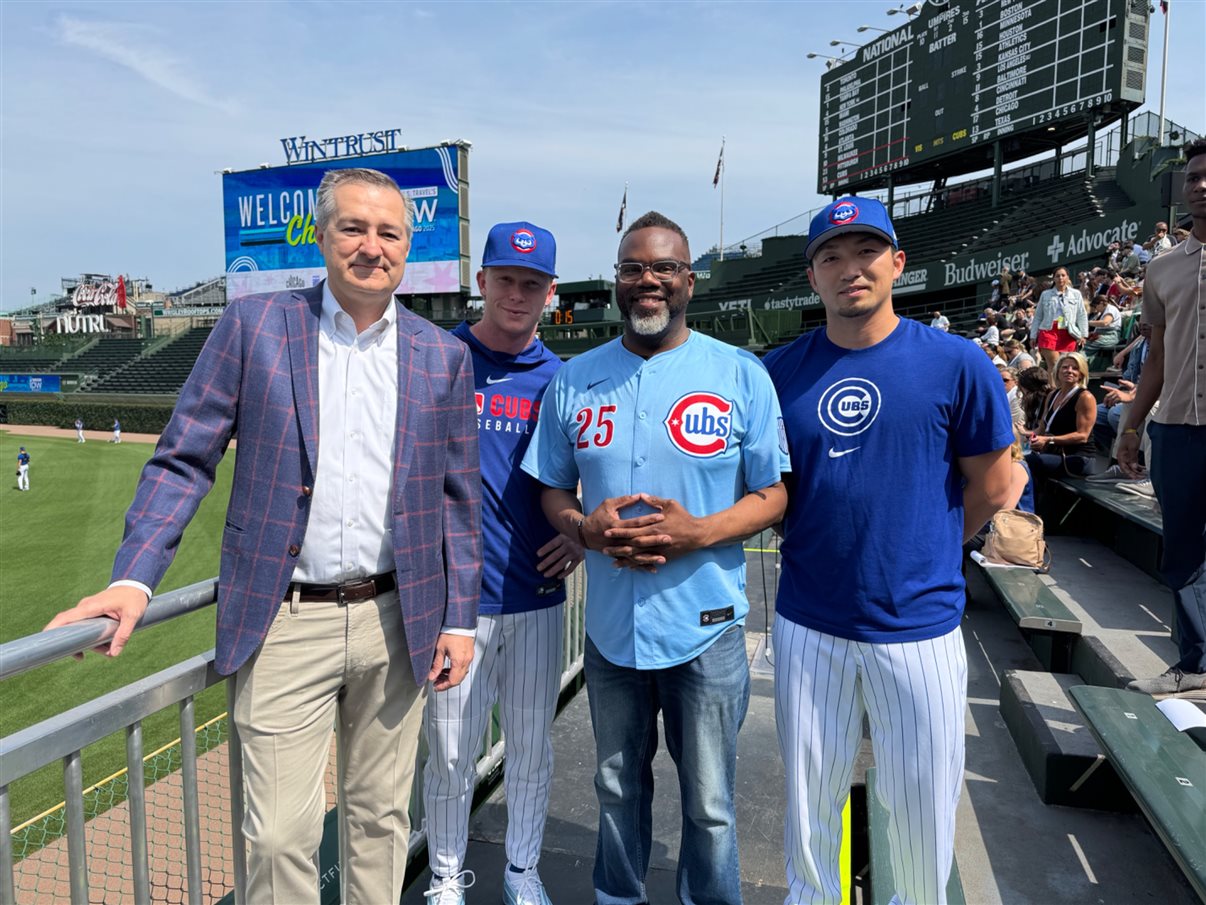 Fred Dixon, CEO do Brand USA, Geoff Freeman, CEO do US Travel, Kristen Reynolds, CEO do Choose Chicago, Thomas Ricketts, CEO do Chicago Cubs, e Brandon Johnson, prefeito de Chicago