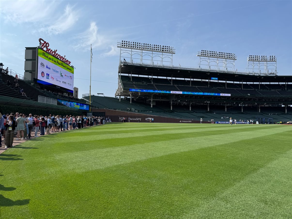 Fred Dixon, CEO do Brand USA, Geoff Freeman, CEO do US Travel, Kristen Reynolds, CEO do Choose Chicago, Thomas Ricketts, CEO do Chicago Cubs, e Brandon Johnson, prefeito de Chicago