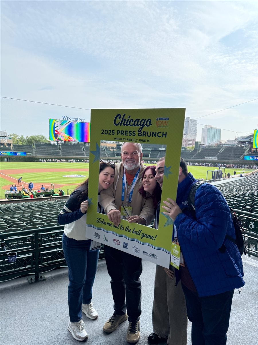 Fred Dixon, CEO do Brand USA, Geoff Freeman, CEO do US Travel, Kristen Reynolds, CEO do Choose Chicago, Thomas Ricketts, CEO do Chicago Cubs, e Brandon Johnson, prefeito de Chicago