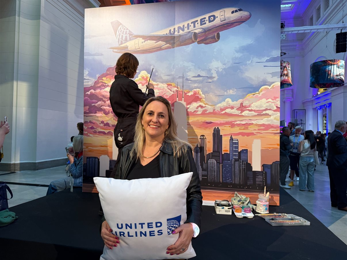 Artur Luiz Andrade, da PANROTAS, com Marcel Fuchs, VP de Vendas Internacionais, e Christine Valls, diretora América Latina da United Airlines