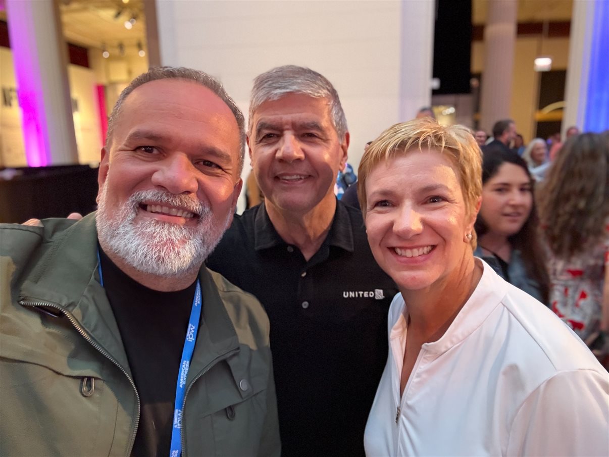 Artur Luiz Andrade, da PANROTAS, com Marcel Fuchs, VP de Vendas Internacionais, e Christine Valls, diretora América Latina da United Airlines