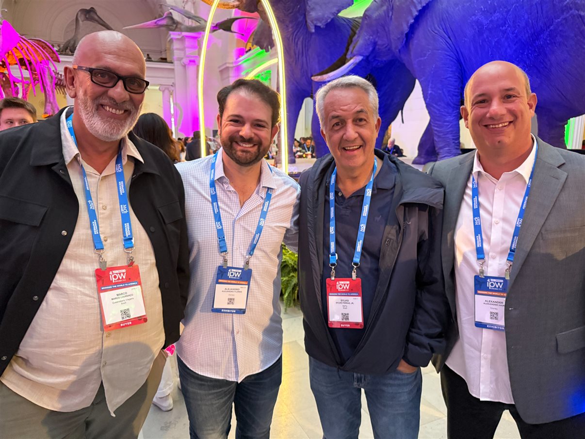 Artur Luiz Andrade, da PANROTAS, com Marcel Fuchs, VP de Vendas Internacionais, e Christine Valls, diretora América Latina da United Airlines