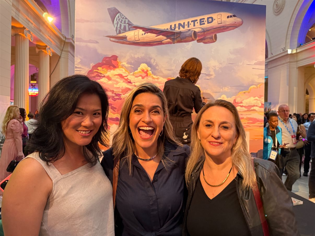 Artur Luiz Andrade, da PANROTAS, com Marcel Fuchs, VP de Vendas Internacionais, e Christine Valls, diretora América Latina da United Airlines
