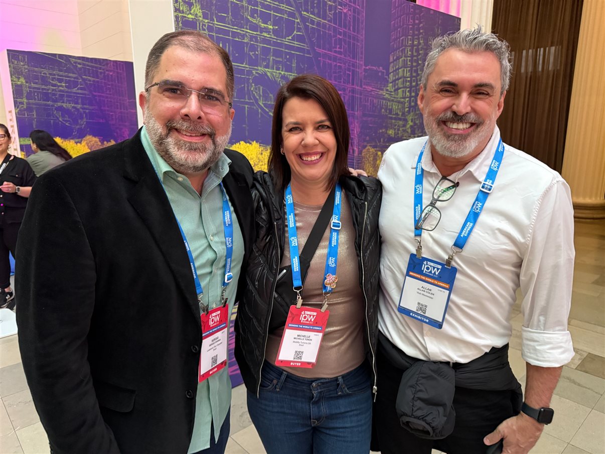 Artur Luiz Andrade, da PANROTAS, com Marcel Fuchs, VP de Vendas Internacionais, e Christine Valls, diretora América Latina da United Airlines