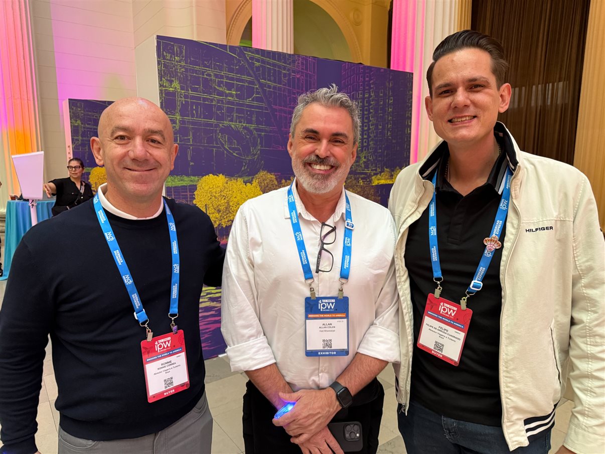 Artur Luiz Andrade, da PANROTAS, com Marcel Fuchs, VP de Vendas Internacionais, e Christine Valls, diretora América Latina da United Airlines