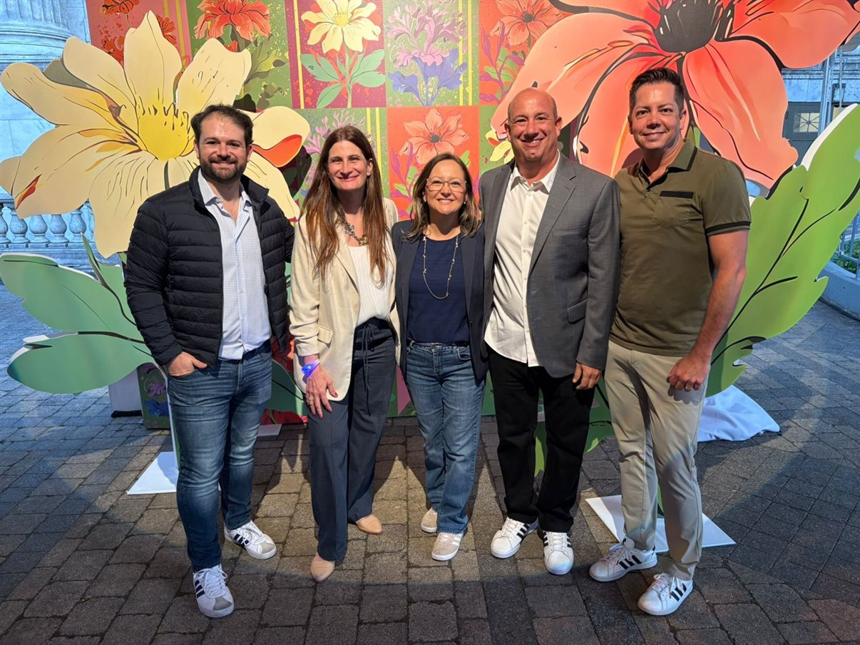 Artur Luiz Andrade, da PANROTAS, com Marcel Fuchs, VP de Vendas Internacionais, e Christine Valls, diretora América Latina da United Airlines