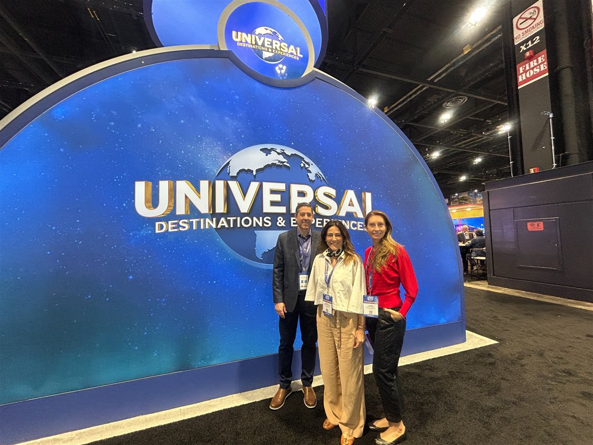 Marcos Barros, Gabriella Cavalheiro e Juliana Pisani no super estande da Universal