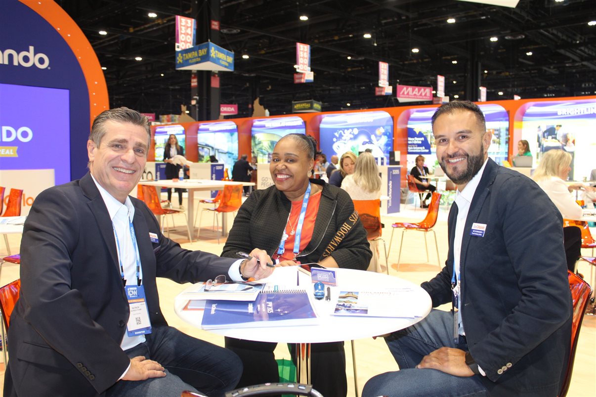 Jeff van Langeveld, da Disney, Sylvio Ferraz, da BeFly, Cinthia Douglas, da Disney, Marco Lourenço, da Queensberry, e Alejandro Flores e Alexander Haim, da Disney