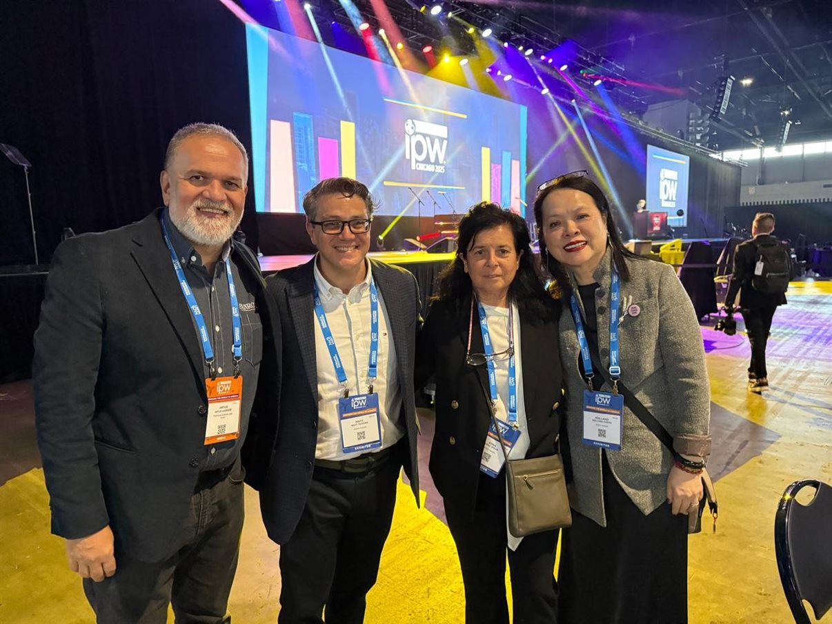 Marcos Barros, Gabriella Cavalheiro e Juliana Pisani no super estande da Universal