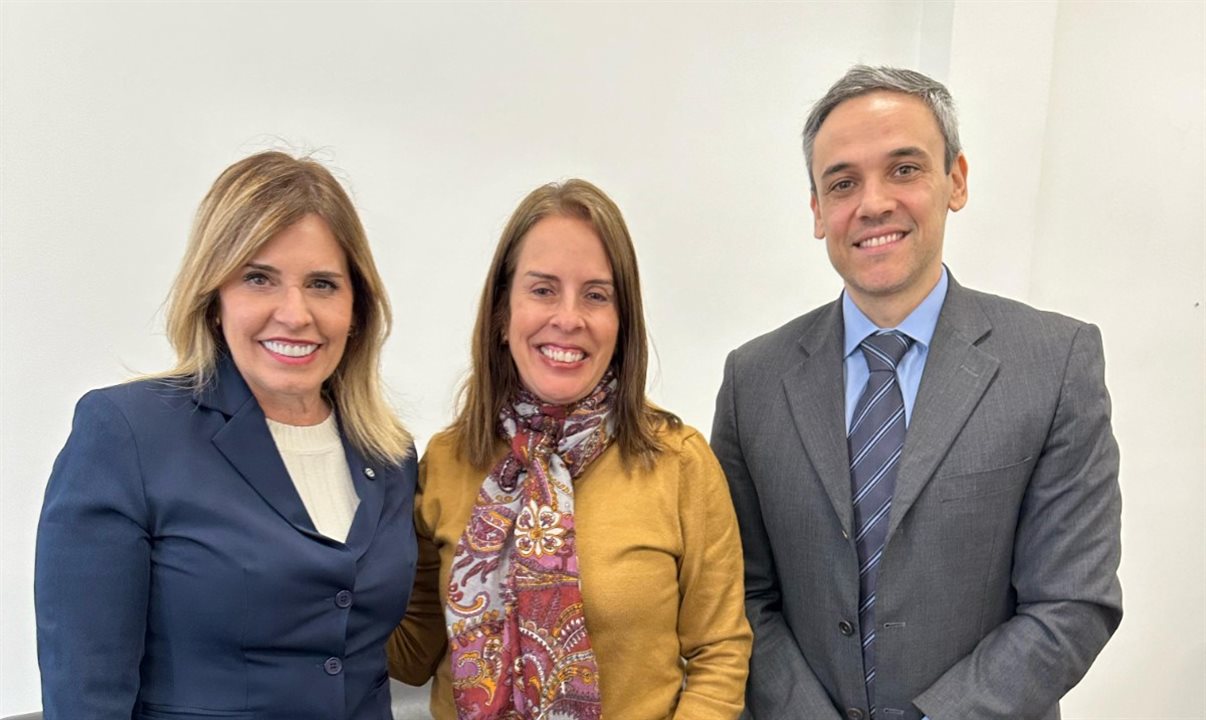 A deputada Solange Freitas, com a subprocuradora geral do MPSP Vera Lúcia de Camargo Taberti e o presidente do MOAV, André Colaço Cabral