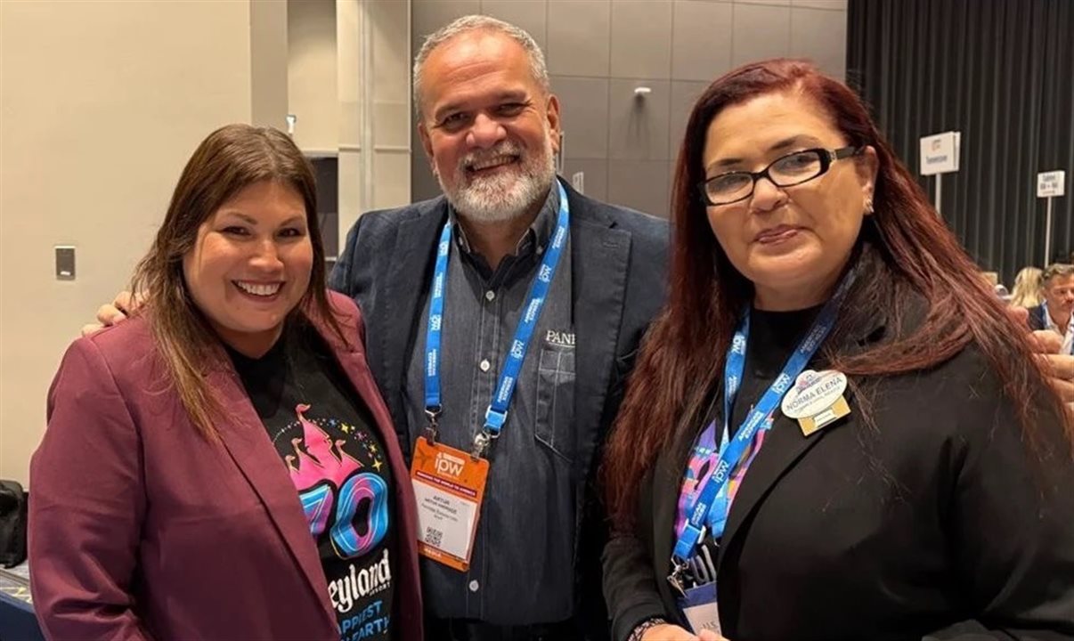 Artur Andrade, da PANROTAS, entre Sarah Domenech e Norma Elena, da Disney