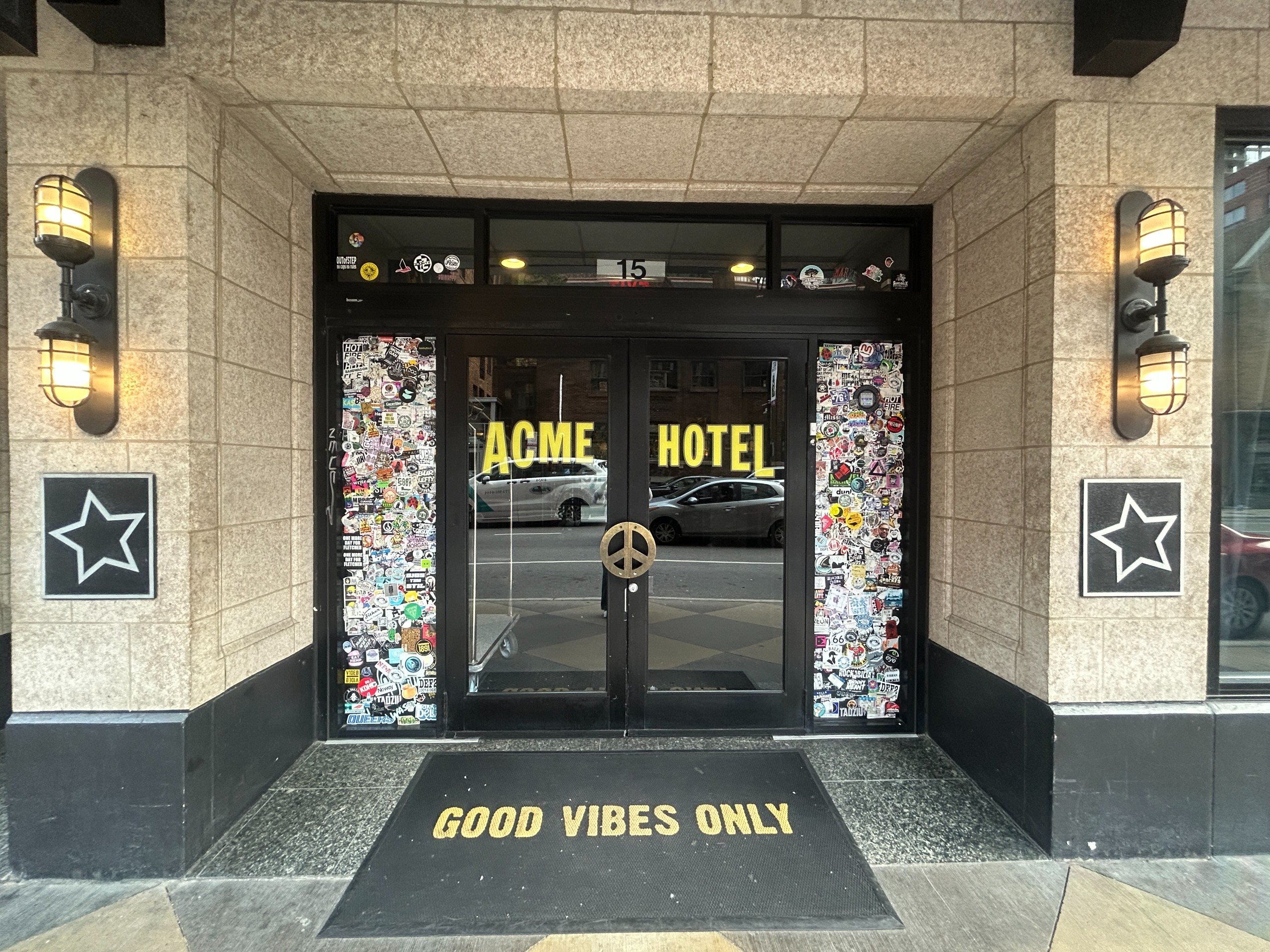 Tapete e porta do Acme Hotel chamam a atenção de quem passa