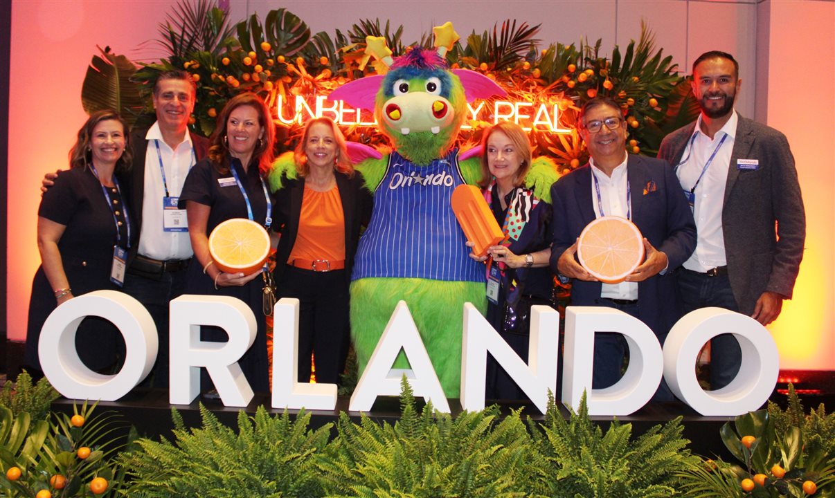 Denise Spiegel, Patrick Yvars, Lisa Messina, Danielle Hollander, Elaine Blazys, Leo Salazar e Neto Fernandes, do Visit Orlando, com o mascote do Orlando Magic