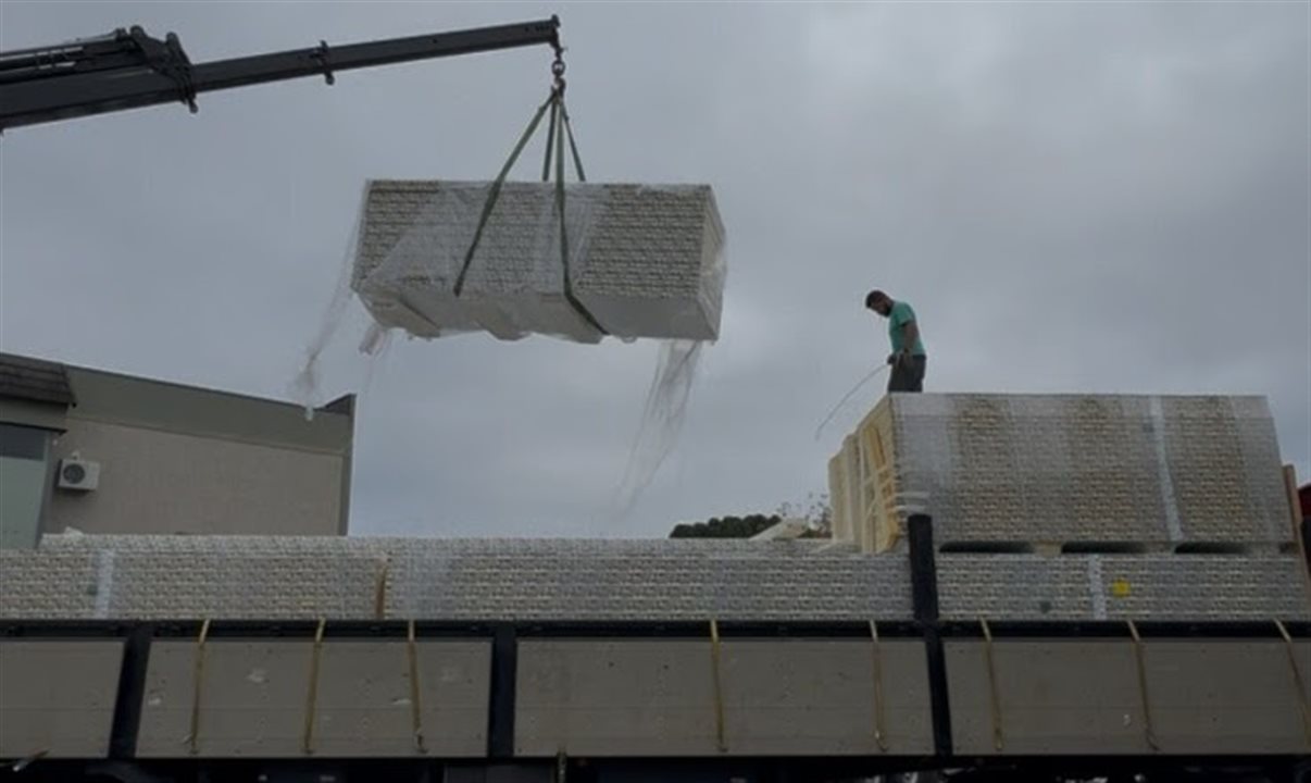 A obra entrou agora em uma nova etapa com a instalação da estrutura de refrigeração e isolamento térmico. O investimento nesta fase é de R$ 1,5 milhão