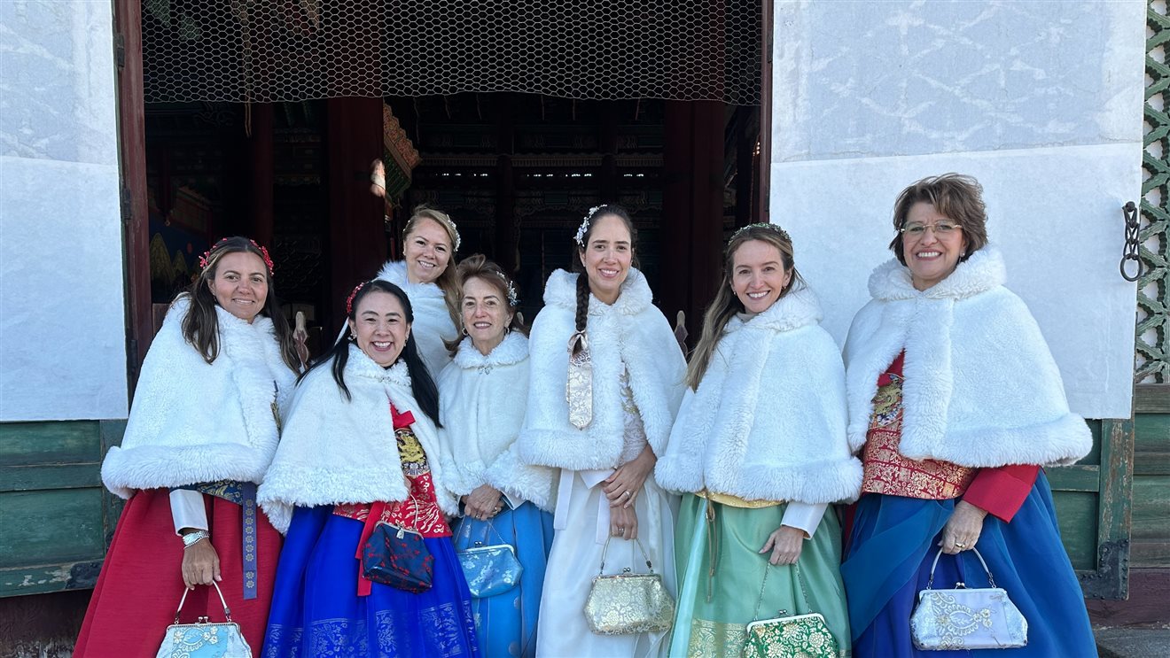 Juliana Gallo (Embarque With Us), Renata Yano (Teresa Perez Tours), Paula Lie (Paulalie Viagens Exclusivas), Salete Indolfo (Diferencial Turismo), Tati Assad (TA Travel), Cecília Indolfo (Diferencial Turismo) e Cristina Gulin (NomadRoots), vestindo os trajes típicos coreanos
