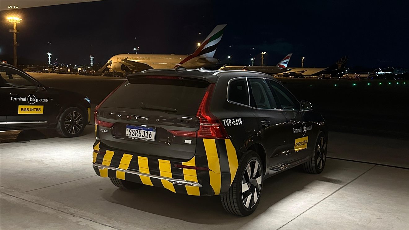 SUVs da Volvo levam os passageiros do Terminal BTG Pactual diretamente ao finger da aeronave
