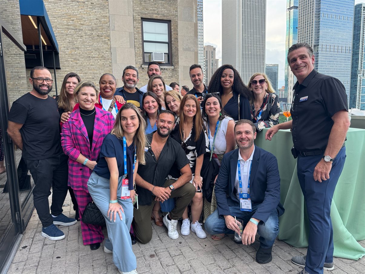 Paulo Cesar, da Magic Blue, Mariana Azevedo, da Diversa, Lucia Duarte, da Nice Via Apia, Georgia Mariano, da Diversa, Thais Machado, da FRT, Jorge Souza, da Orinter, Dinah Policarpo, de Kissimmee, Neto Fernandes, do Visit Orlando, Mariana Hecksher, da Interep, Gustavo Nappo, da EHTL, Elaine Blazys, do Visit Orlando, Joice Ferreira, da Magic Blue, Jessica Moraes, da BestBuy Travel, Rafael Guimarães, do Planet Hollywood, Vilmara Souza, da Interep, Denis Ribeiro, da Aviareps, Lucia Motta, da Nice Via Apia, e Patrick Yvars, do Visit Orlando