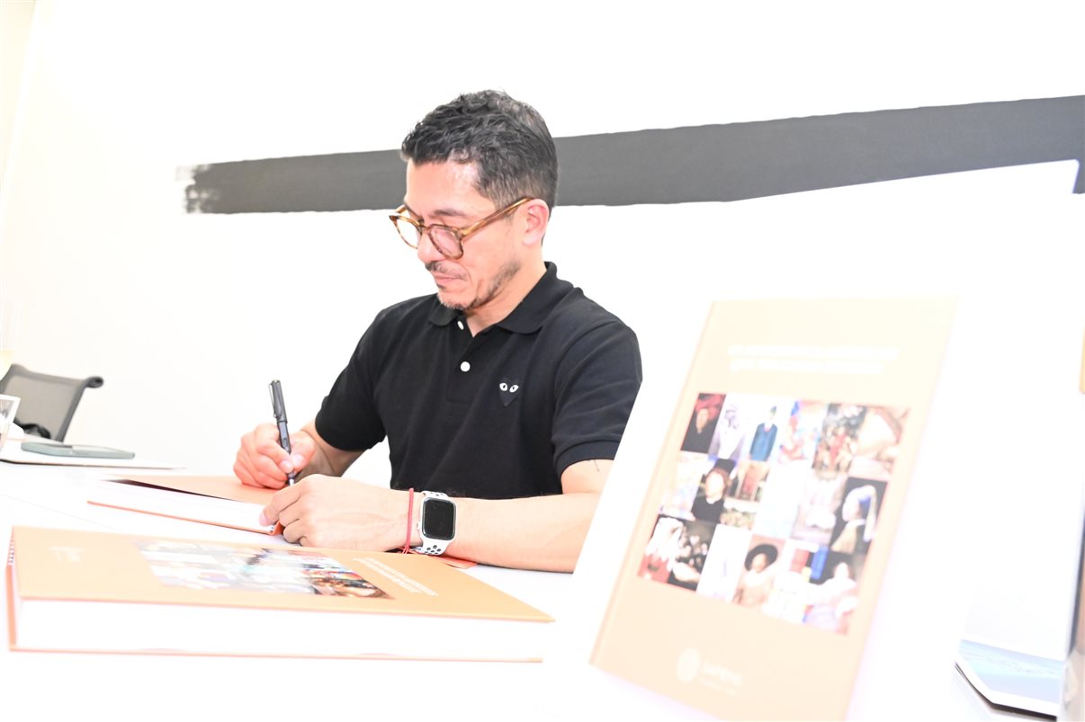 Erik Sadao faz dedicatória do livro Os Movimentos Artísticos que Moldaram Benelux