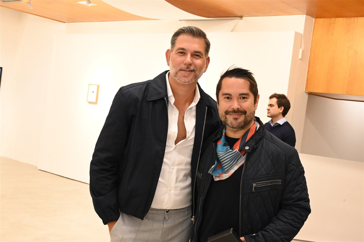 Erik Sadao faz dedicatória do livro Os Movimentos Artísticos que Moldaram Benelux