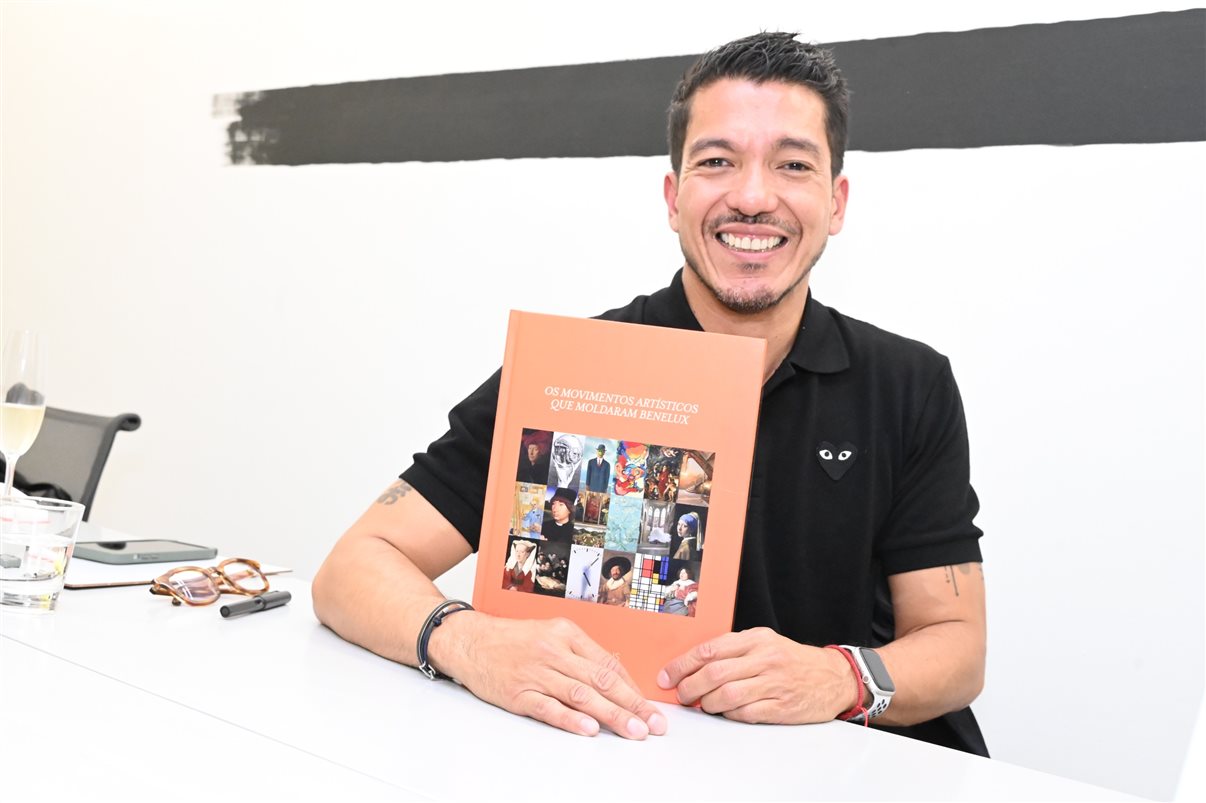 Erik Sadao faz dedicatória do livro Os Movimentos Artísticos que Moldaram Benelux