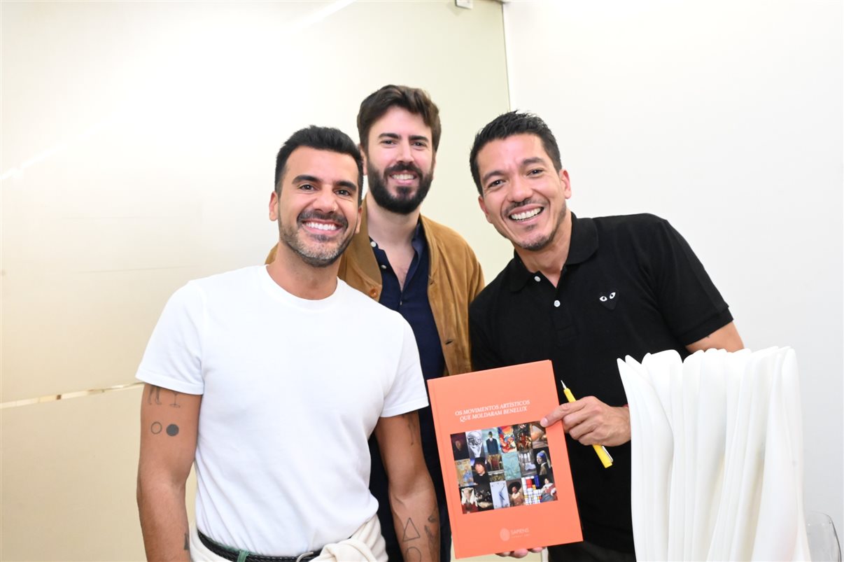 Erik Sadao faz dedicatória do livro Os Movimentos Artísticos que Moldaram Benelux