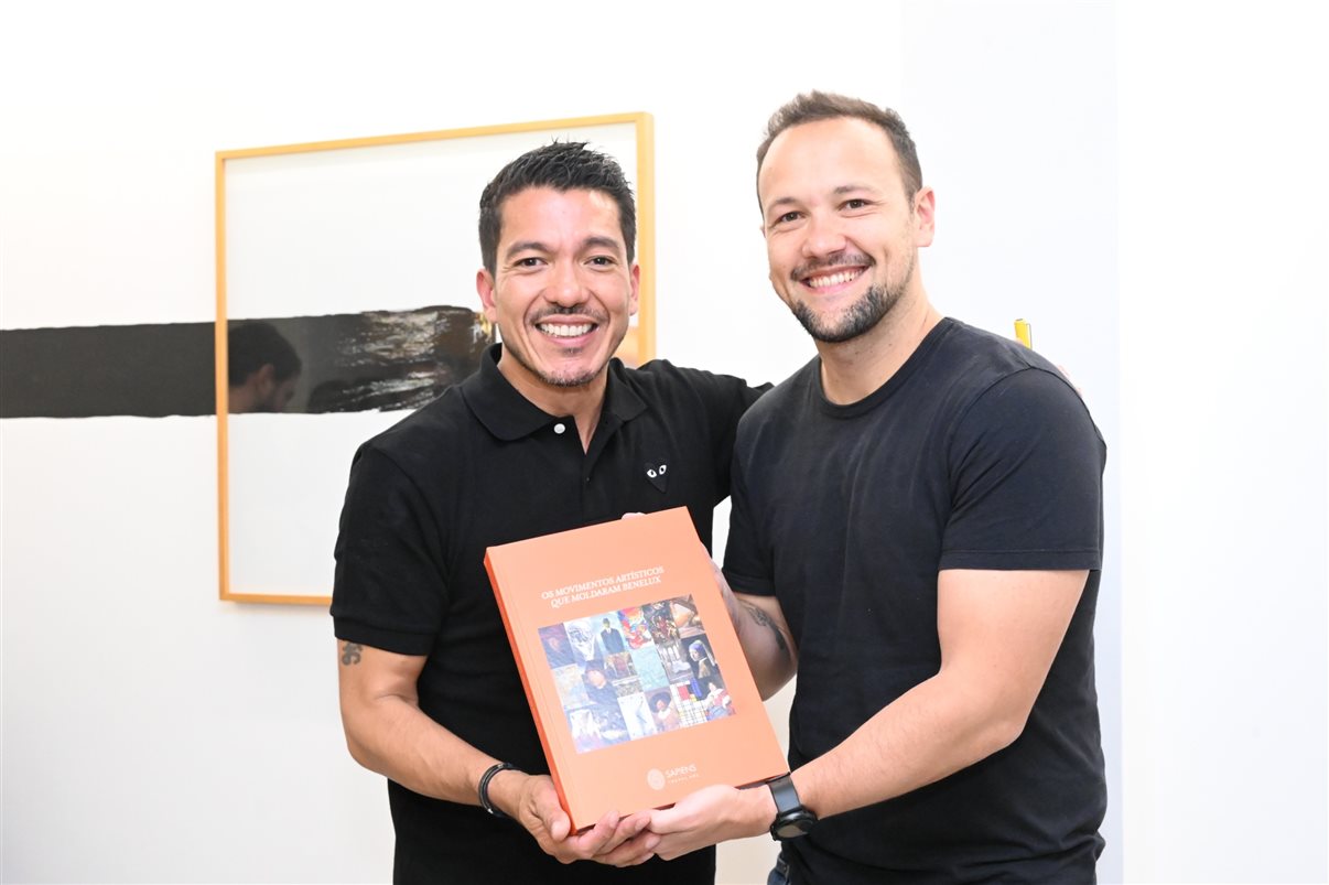 Erik Sadao faz dedicatória do livro Os Movimentos Artísticos que Moldaram Benelux