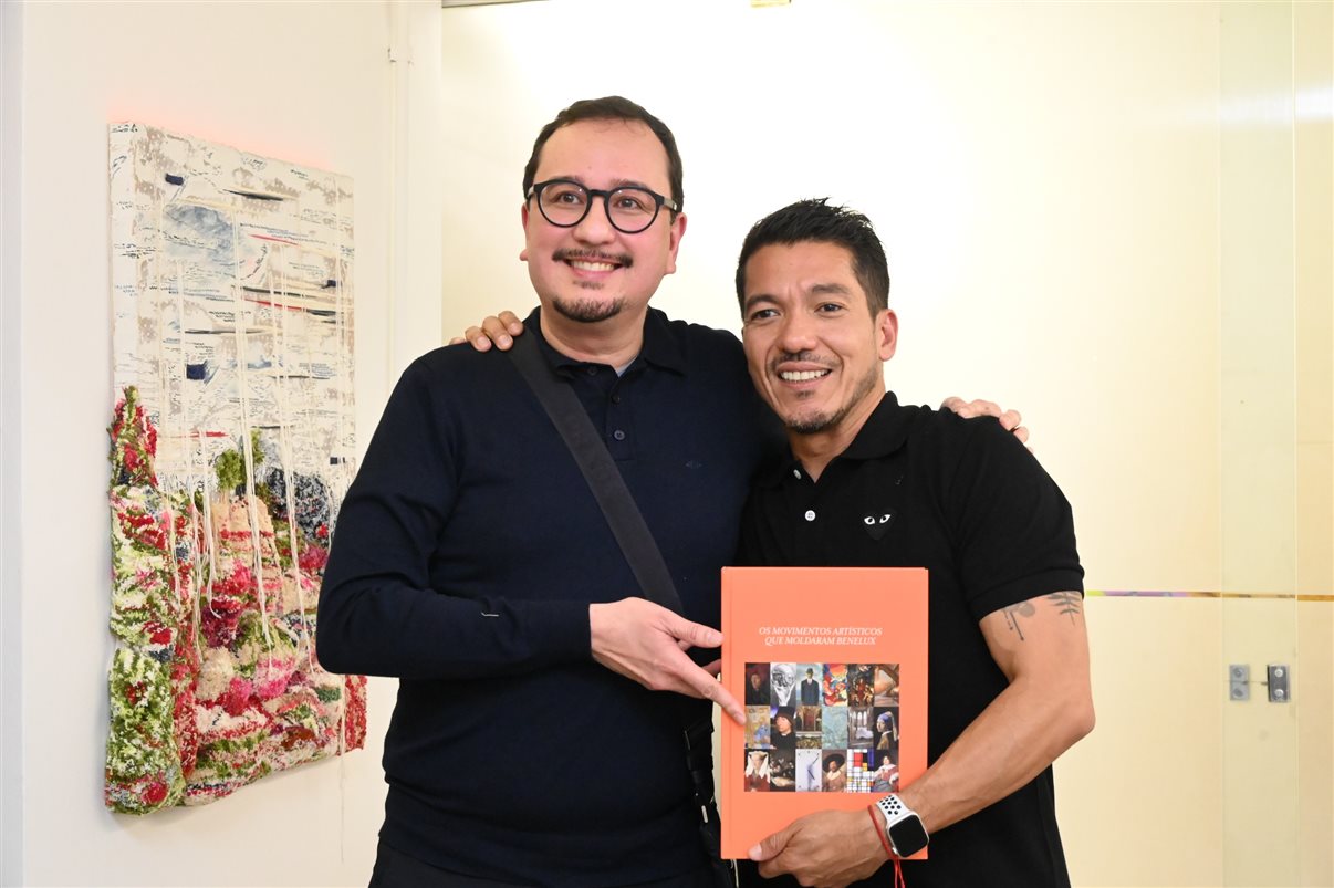 Erik Sadao faz dedicatória do livro Os Movimentos Artísticos que Moldaram Benelux