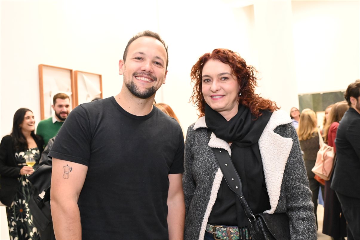 Erik Sadao faz dedicatória do livro Os Movimentos Artísticos que Moldaram Benelux