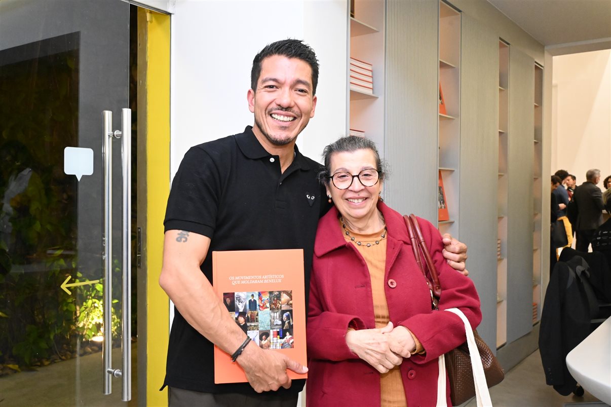 Erik Sadao faz dedicatória do livro Os Movimentos Artísticos que Moldaram Benelux