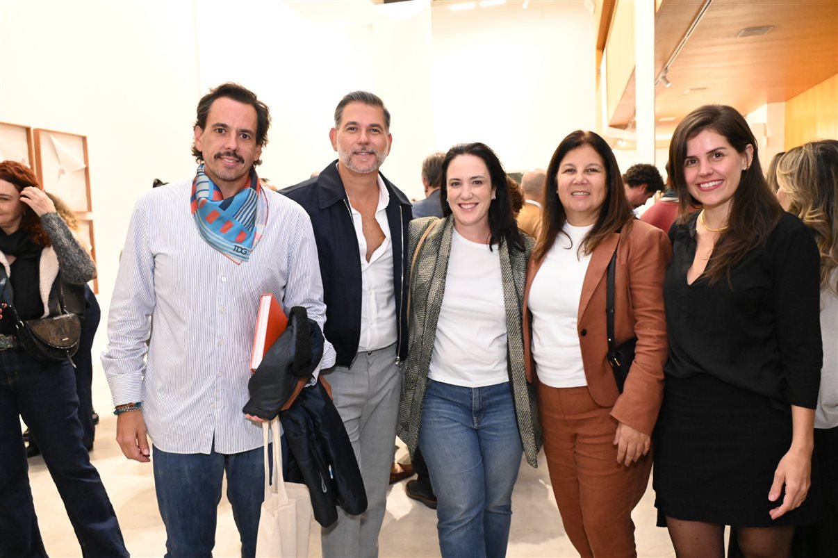 Erik Sadao faz dedicatória do livro Os Movimentos Artísticos que Moldaram Benelux