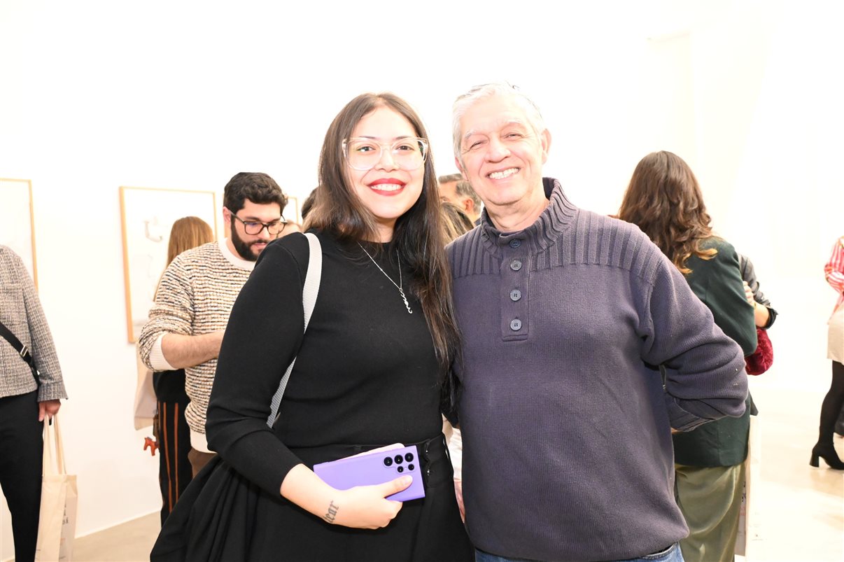 Erik Sadao faz dedicatória do livro Os Movimentos Artísticos que Moldaram Benelux