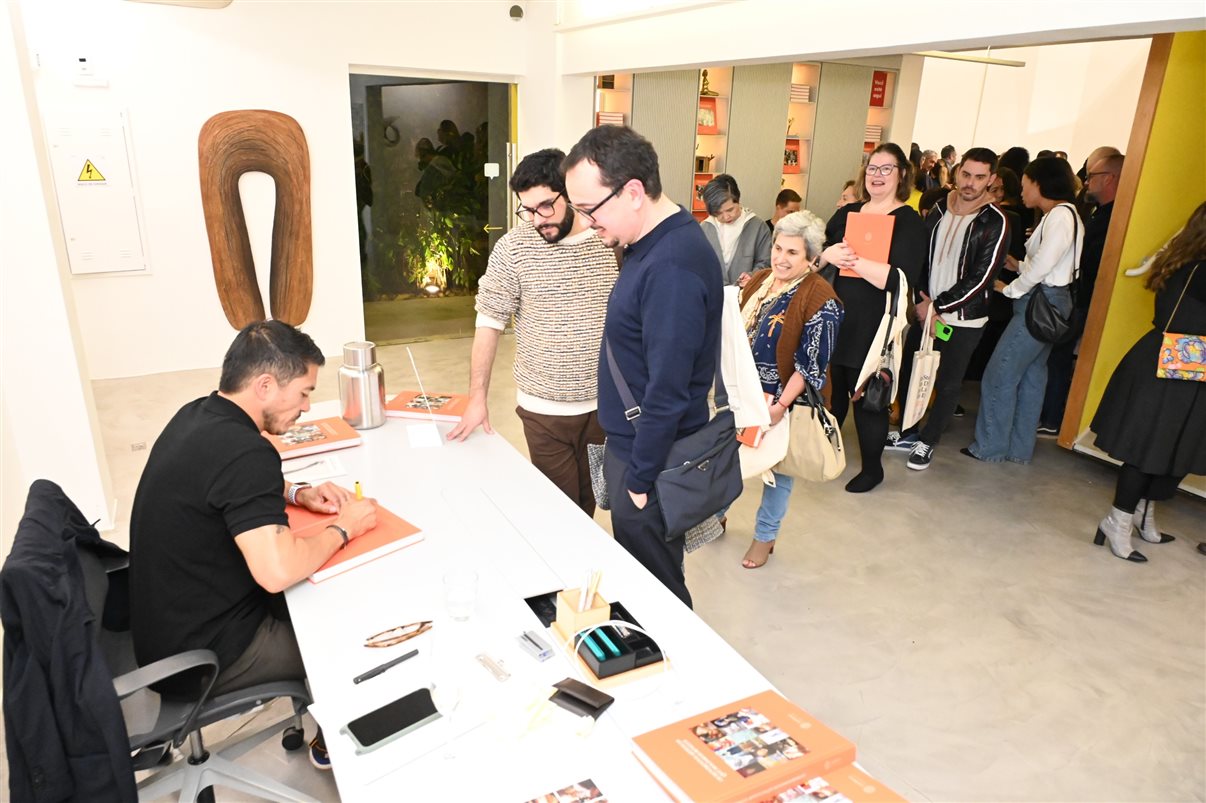 Filas para receber a dedicatória de Erik Sadao no seu livro Os Movimentos Artísticos que Moldaram Benelux