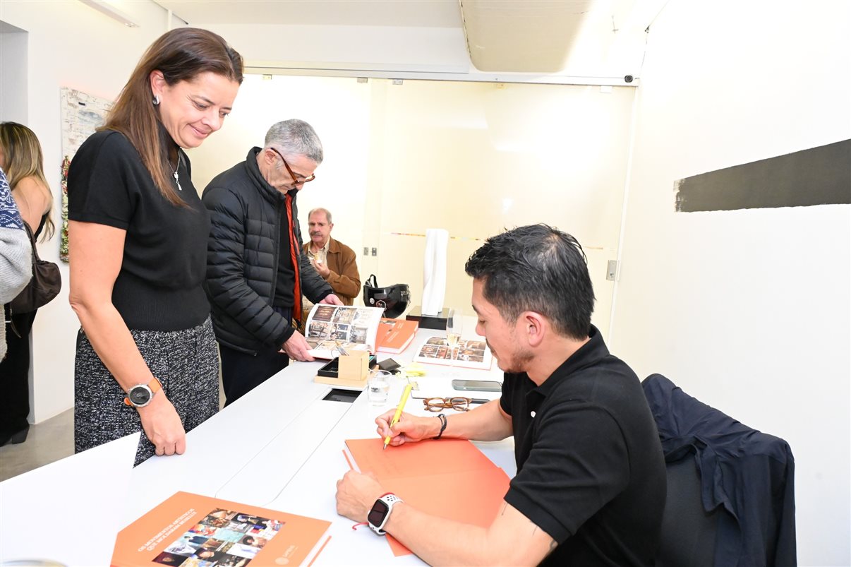 Erik Sadao faz dedicatória do livro Os Movimentos Artísticos que Moldaram Benelux