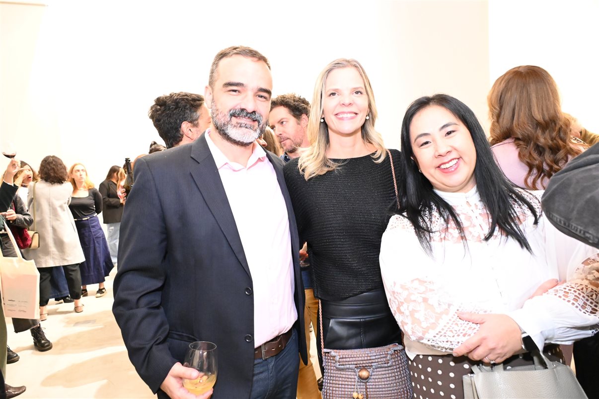 Erik Sadao faz dedicatória do livro Os Movimentos Artísticos que Moldaram Benelux